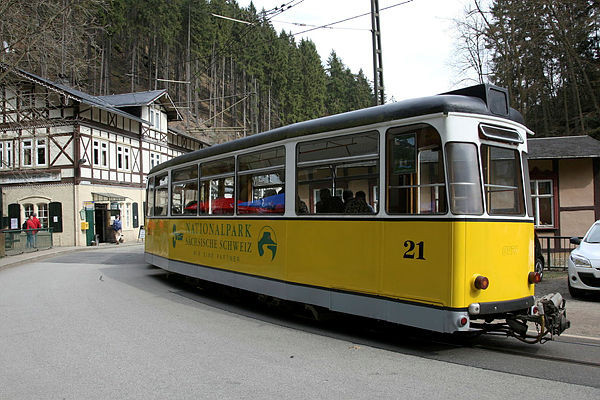Die Kirnitzschtalbahn fährt mitten durch die Sächsische Schweiz genau vor die Haustür. Die Gäste können das Auto zuhause stehenlassen.