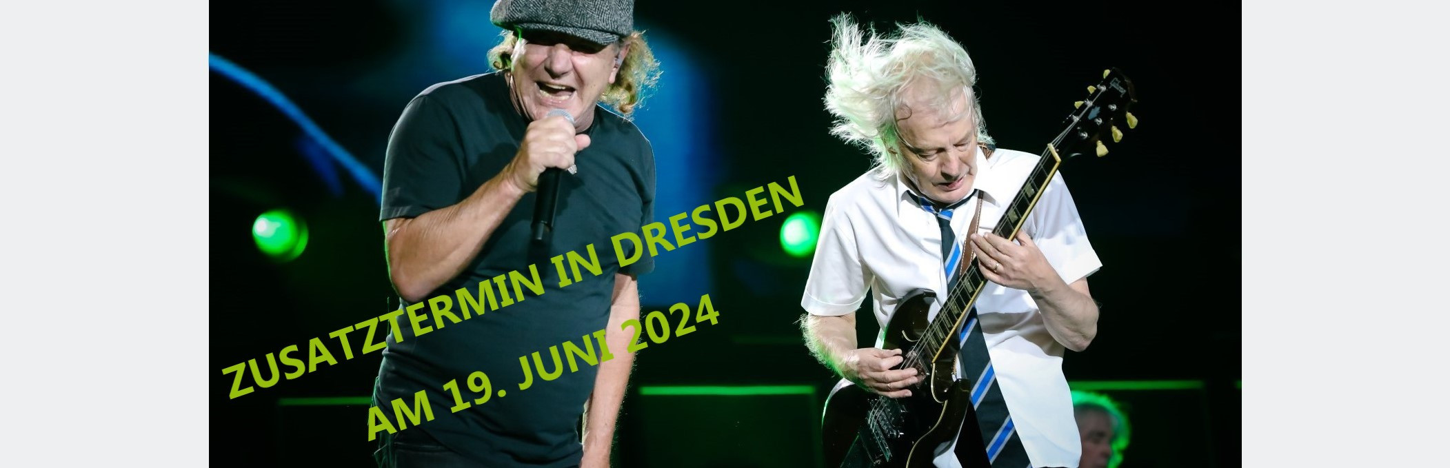 Rocksänger und E-Gitarrist der Rocklegende AC/DC live auf der Bühne in Dresden.