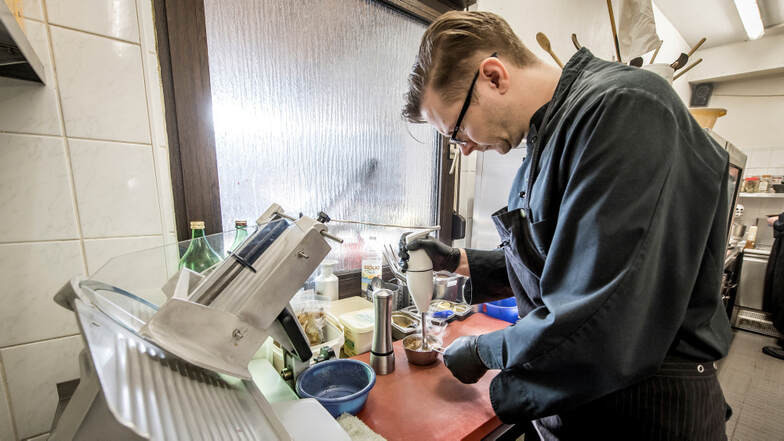 Alexander Westphal, der in badischen Spitzenrestaurants gelernt hat, leitet heute die Küche im elterlichen Zeißiger Westphalenhof.