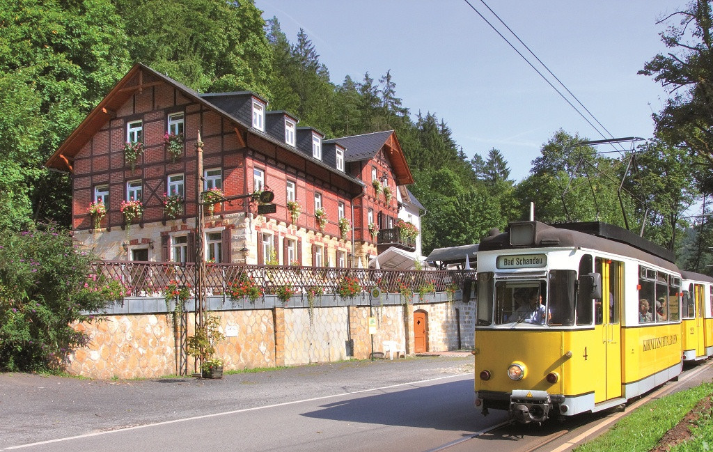 Vor dem Forsthaus hält die Straßenbahn.