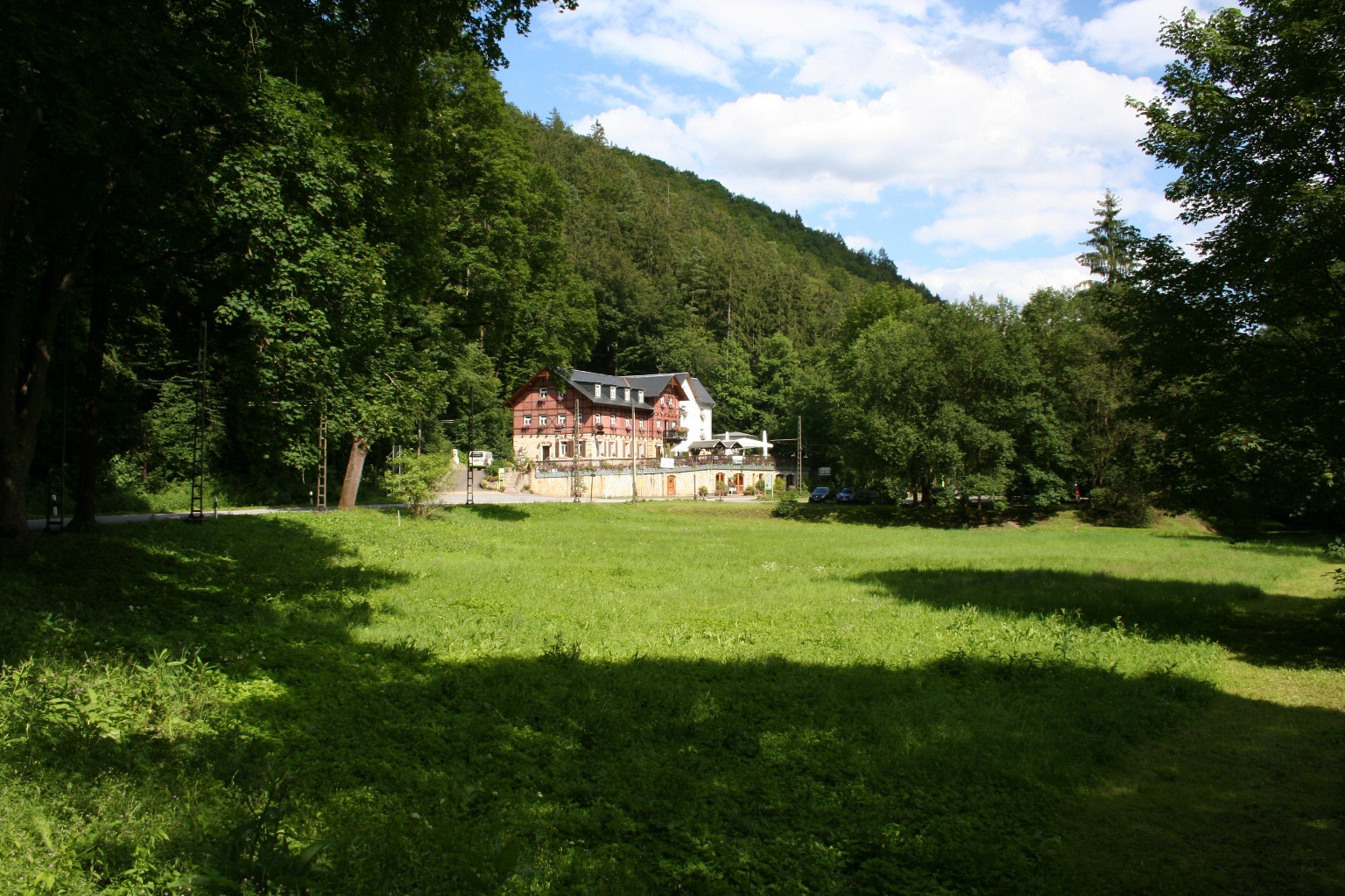Das Forsthaus liegt idyllisch im Kirnitzschtal.