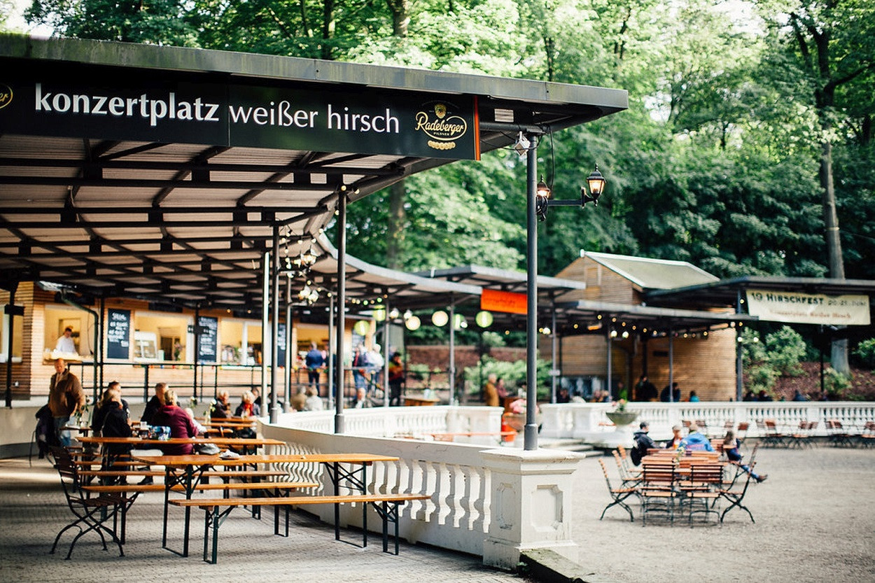 Der Konzertplatz Weißer Hirsch gehört zu den größten und schönsten Biergärten Dresdens.