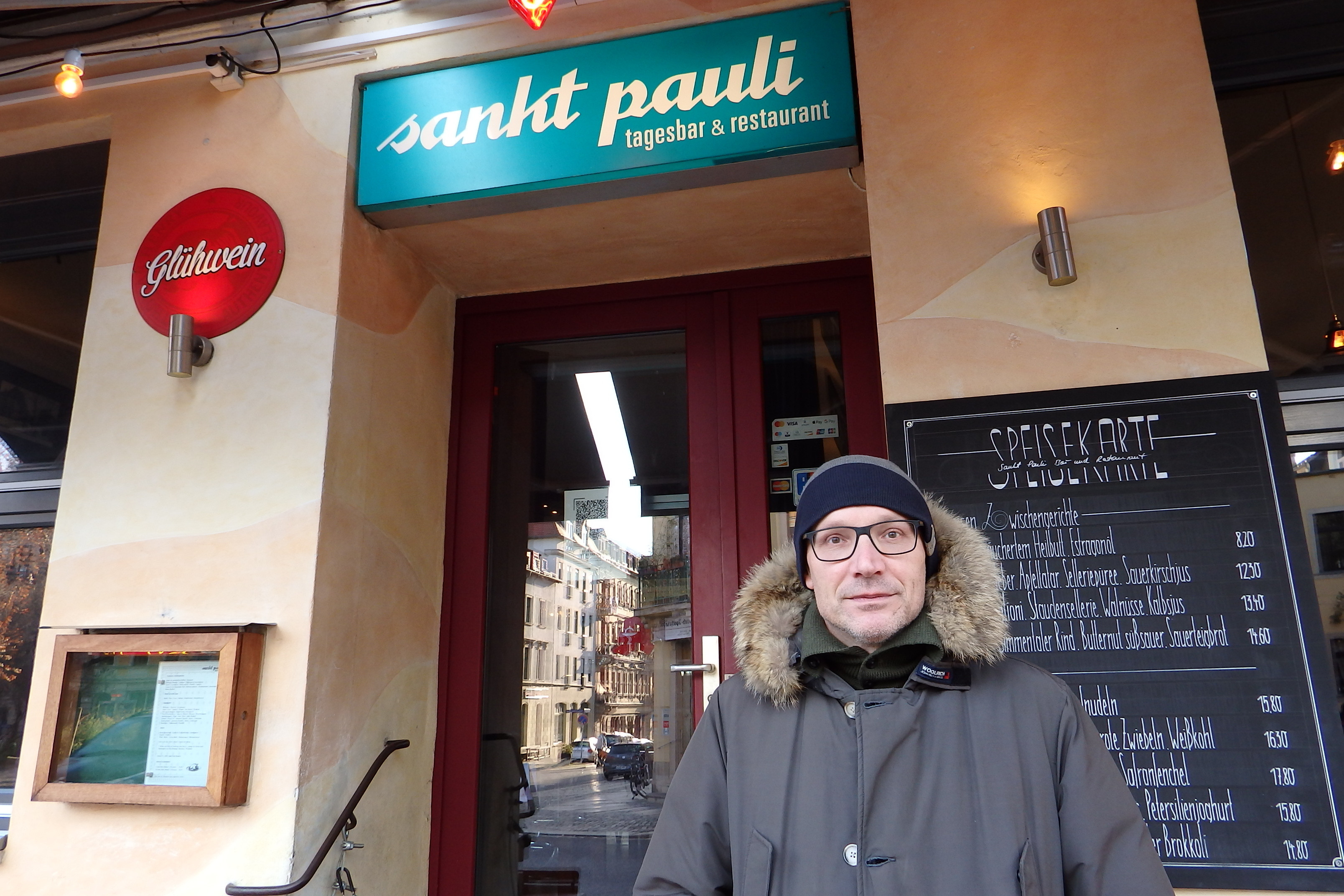 Sankt-Pauli-Inhaber Dirk Vogel vor seinem  Restaurant im Dresdner Hechtviertel