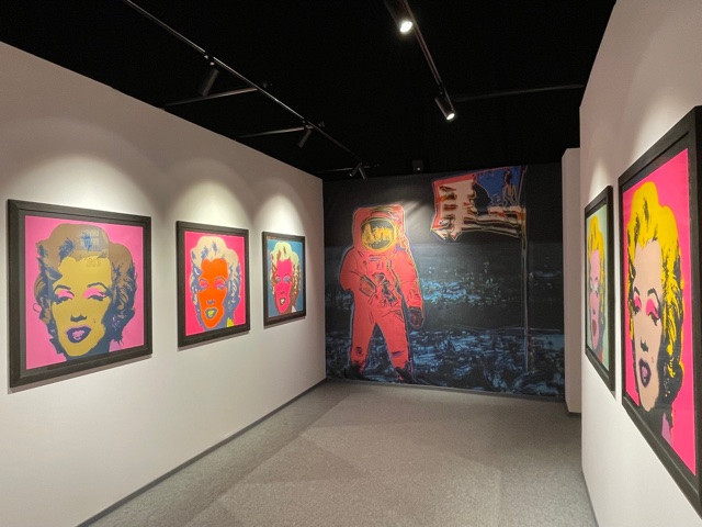 Von Marilyn Monroe bis hin zur Mondlandung, zwischen Nähe und Distanz – Andy Warhol verewigte seine Zeit in einer einzigartigen Kunst.