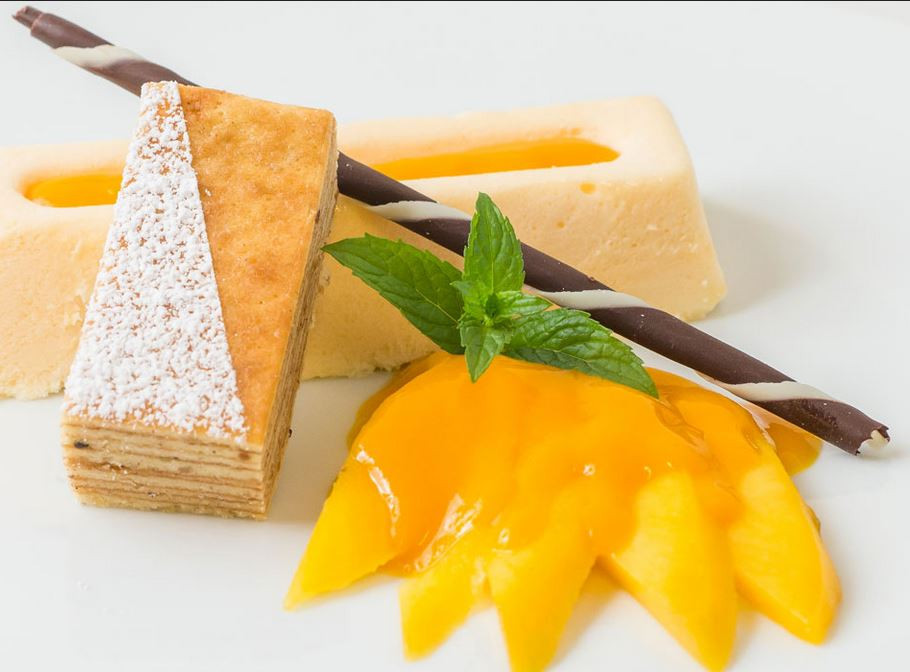 Die Desserts werden manchmal etwas unterschätzt, nicht so im Wjelbik: weißes Schokoladenparfait mit frischer Mango und hausgebackenem Baumkuchen.