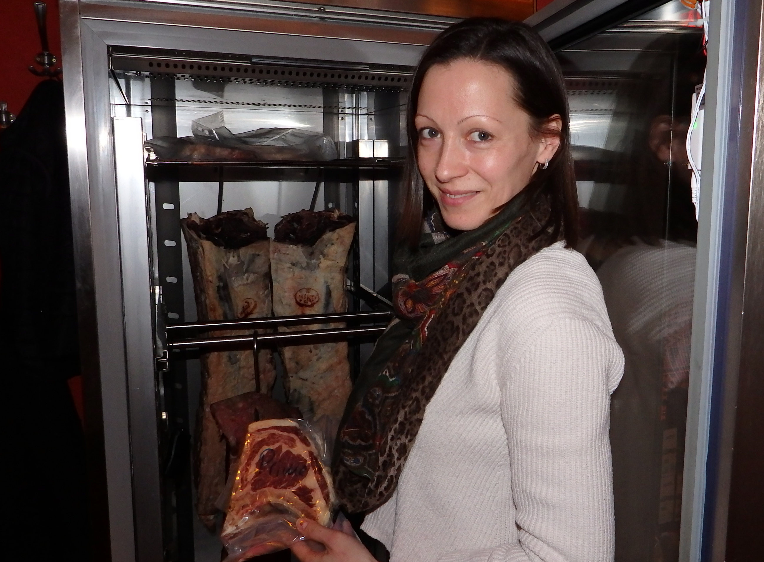 Angela Beyer vor dem Herzstück des El Rodizio: dem Reifeschrank mit dem edlen Fleisch.