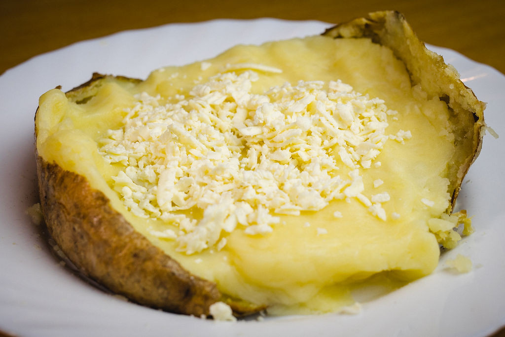 Das ist sie, die Kumpir. Die leckere Kartoffel kann neben Käse mit einer großen Auswahl weiterer Zutaten gefüllt werden.