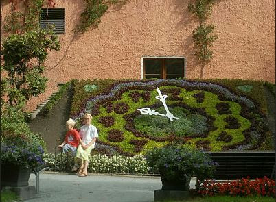 Die Blumenuhr, eines der wichtigsten Zittauer Wahrzeichen, befindet sich direkt neben dem Restaurant.