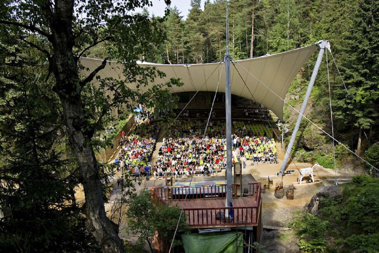 Die Waldbühne Jonsdorf liegt idyllisch mitten im Zittauer Gebirge und bietet den Besuchern auch ein Dach über dem Kopf.