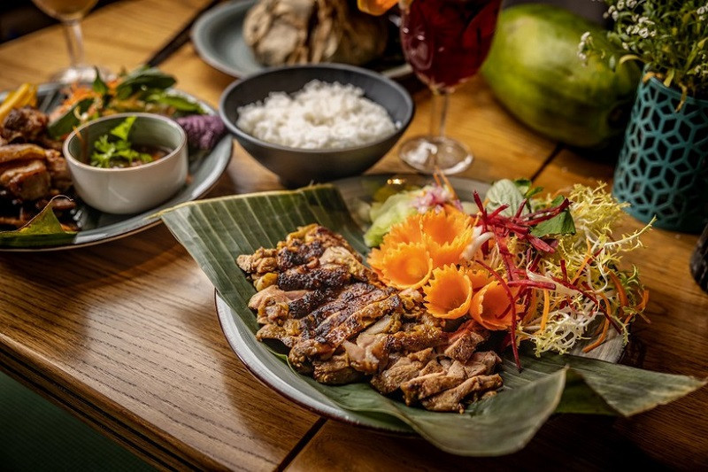 Cơm Gà Kho - Reis mit Salat, Fischsoße, Zitronengras, Ingwer, Kokoswasser, Thai-Basilikum und geschmortem Hühnerfleisch