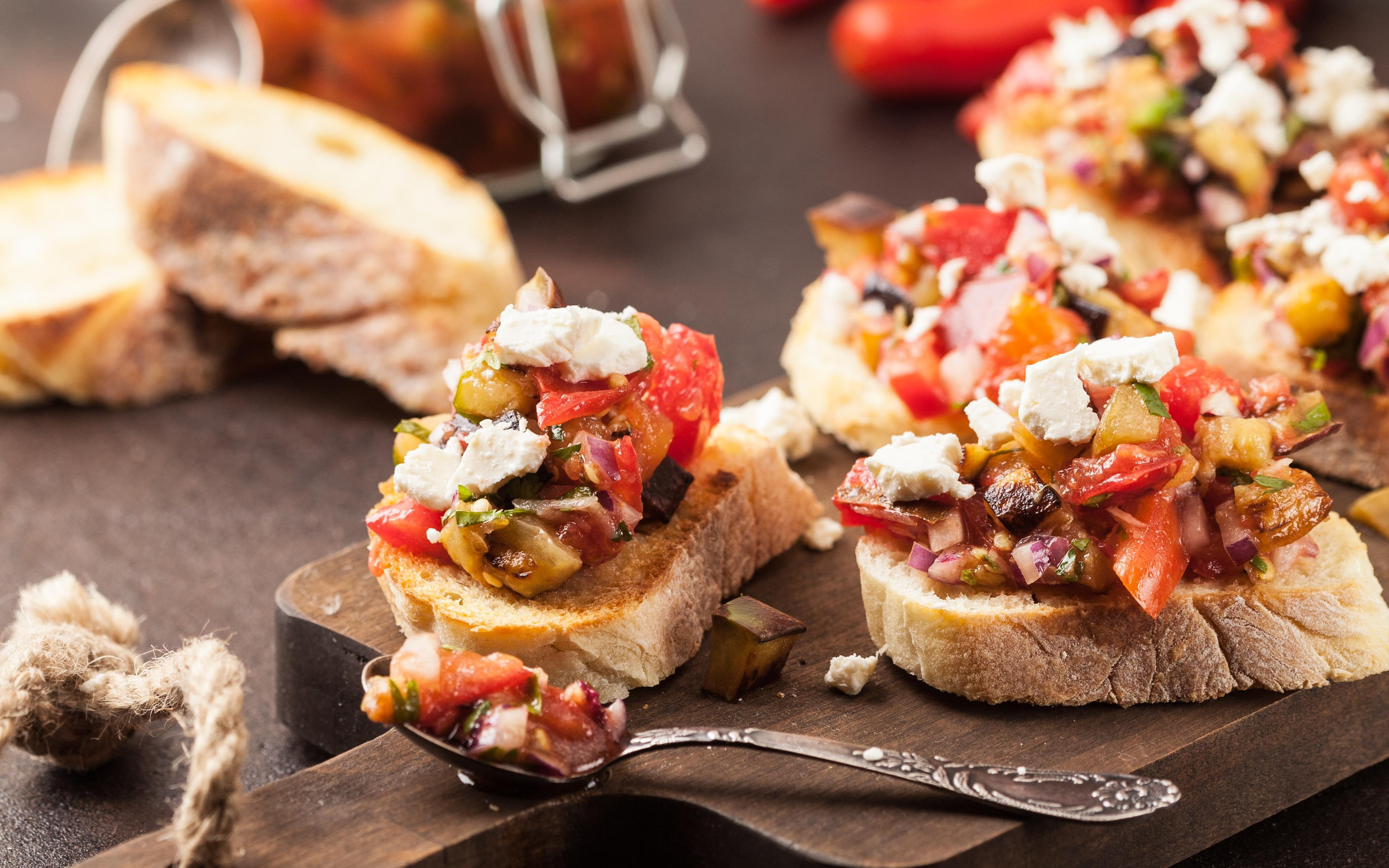 Mehr als Tomate - Bruschetta können Sie mit unterschiedlichsten Zutaten zubereiten.