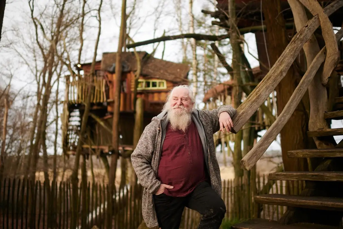Augusto fragt nach … im Baumstammlokal der Geheimen Welt von Turisede in Zentendorf