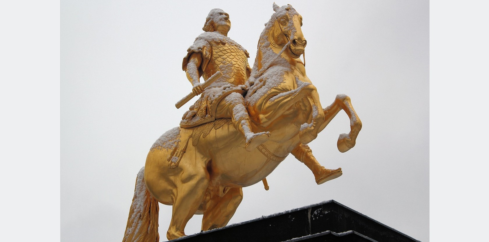 Foto vom Goldenen Reiter, Goldene Statue in Dresden zeigt Reiter auf Pferd.