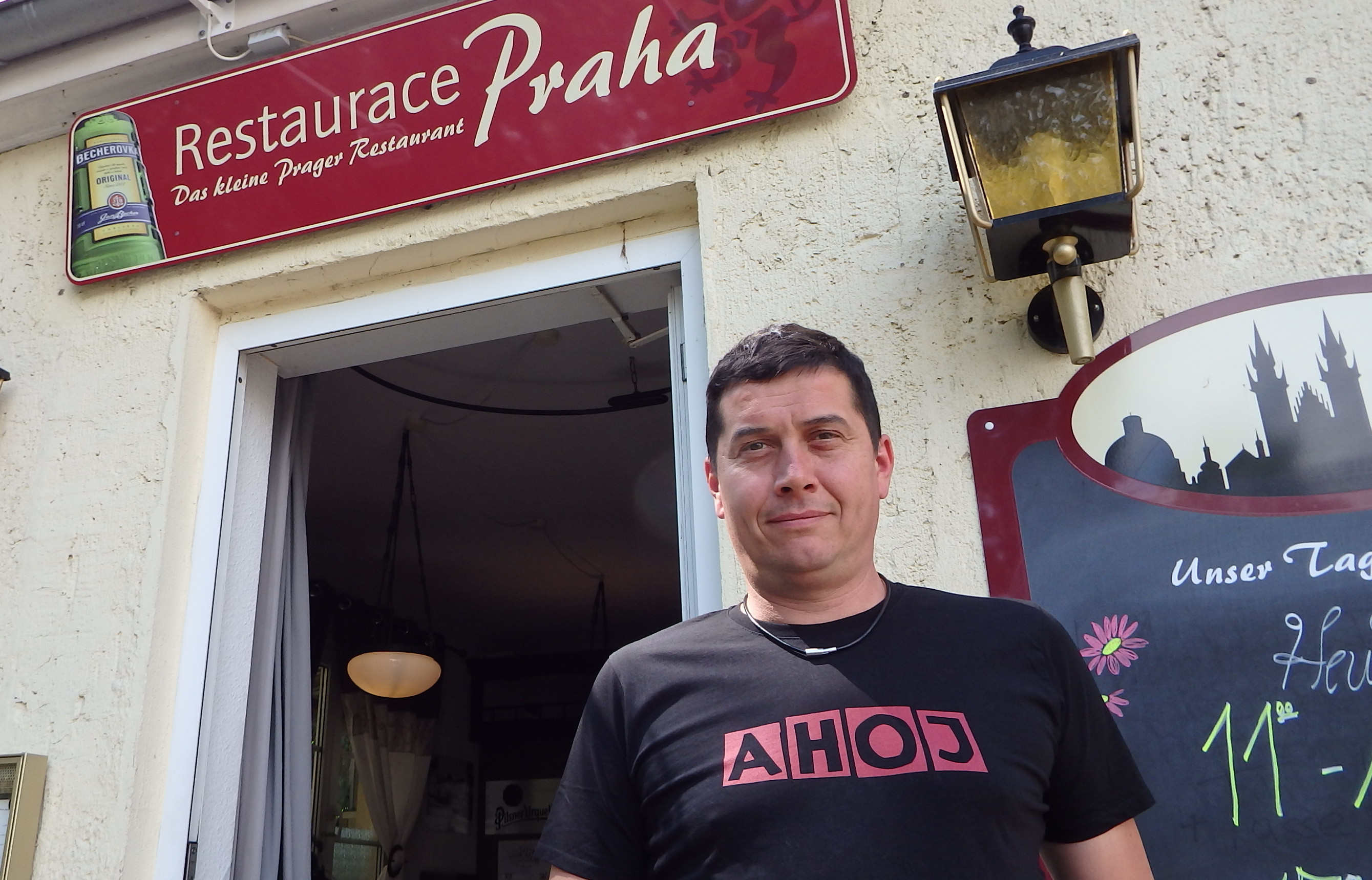 Jean-Pierre Paszkier, Inhaber des Restaurace Praha. Die tschechische Begrüßung auf dem T-Shirt müssen wir sicher nicht übersetzen.