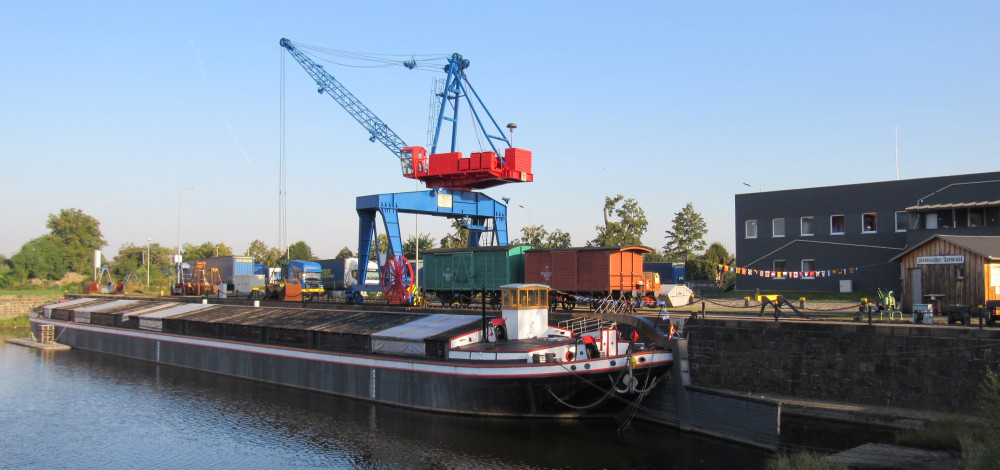 Besichtigung des Elbe-Schleppkahns "Waltraut" im historischen Terminal im Alberthafen Dresden-Friedrichstadt