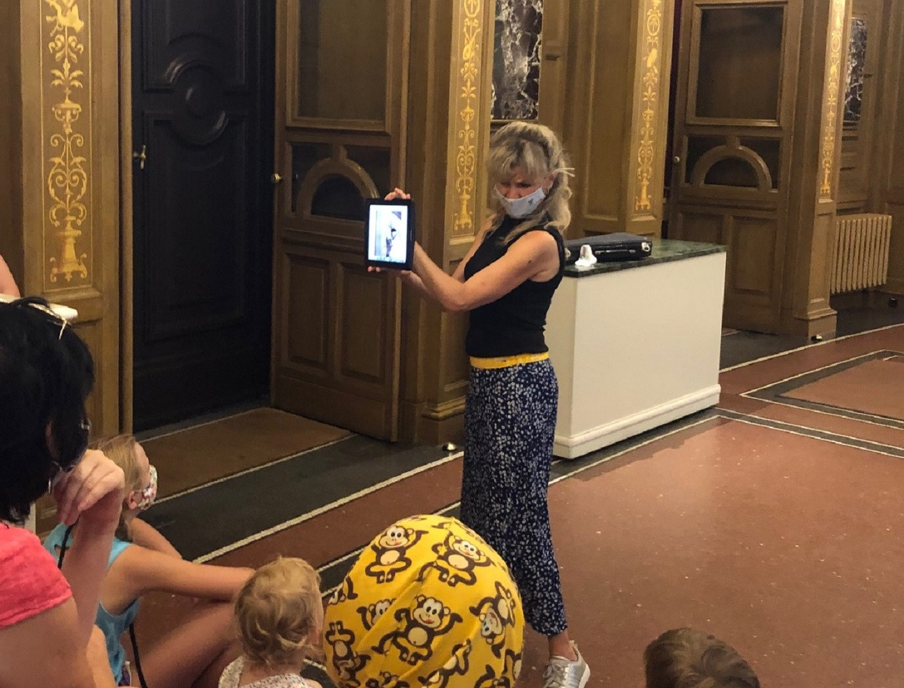 Frau Lange erklärt den Kindern mit viel Spaß und Geduld, was besonders an Dresdens bekanntem Opernhaus ist.