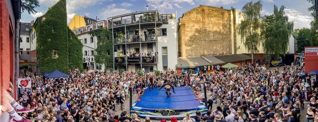 Während sich 2019 bei der BRN mehr als tausend Fans um die Wrestler drängelten, sind diesmal maximal 350 Fans zugelassen.