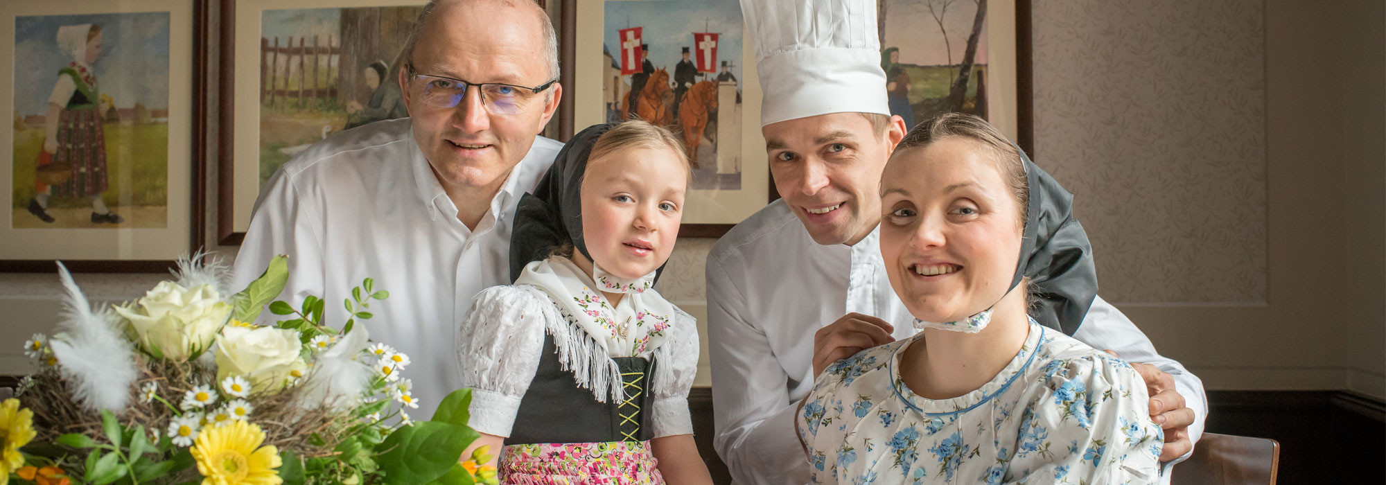Das Wjelbik ist ein Familienunternehmen: Küchenchef Thomas Lukasch (2.v.r.) mit Ehefrau Monika Lukasch und Tochter Matilda, Großvater Stefan Mahling, betreibt das Hotel Dom Eck.
