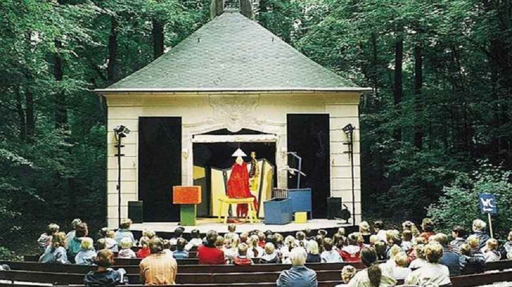 Wie wäre es mit einem Ausflug in den Dresdner Großen Garten? Das Puppentheater im Sonnenhäusel spielt wieder.