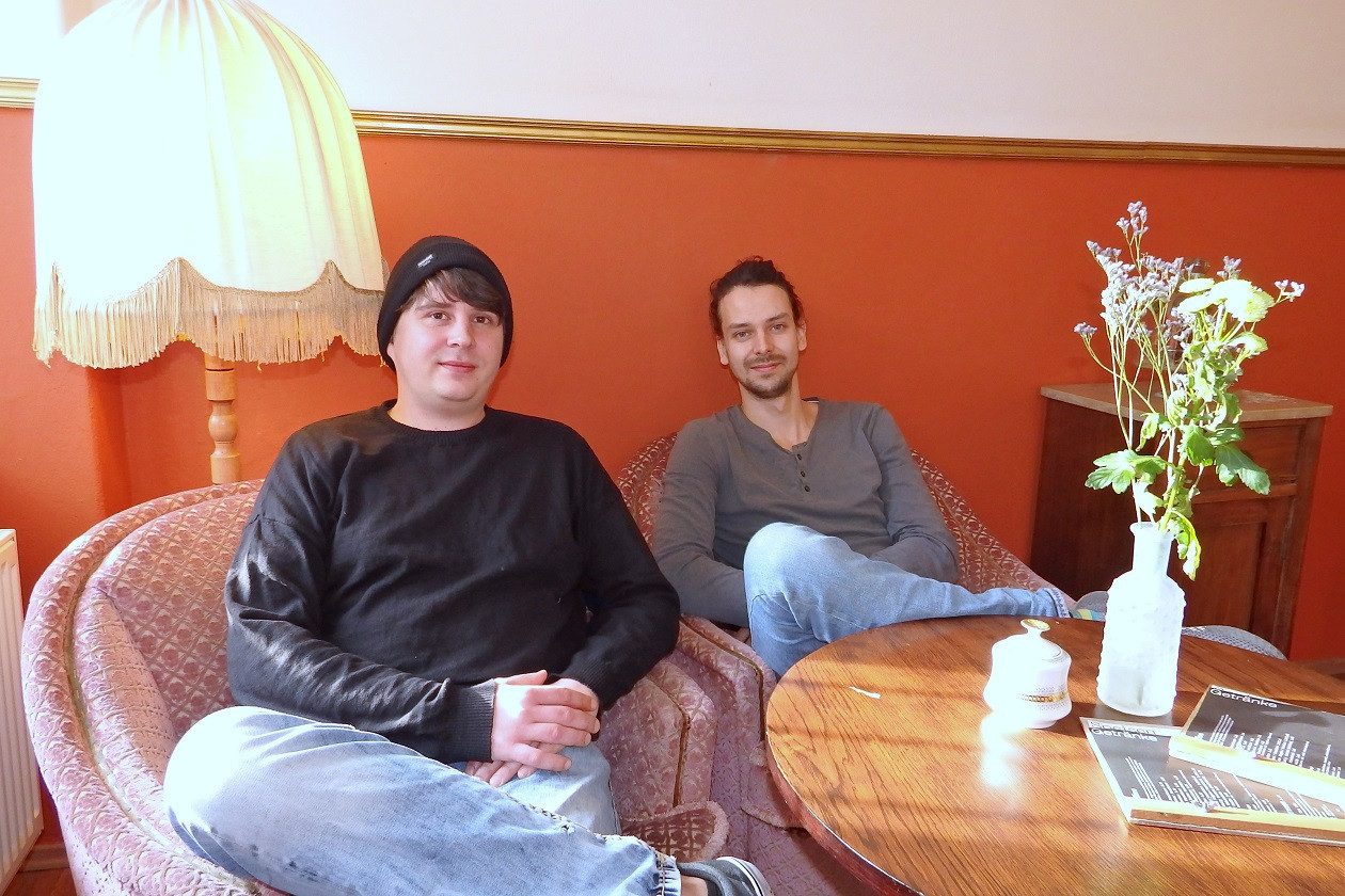 Hier machen es sich sonst die Gäste gemütlich: Stefan Graumüller (links) und Matthias Mandlmeier in den Sesseln ihres Cafés in der Dresdner Neustadt.