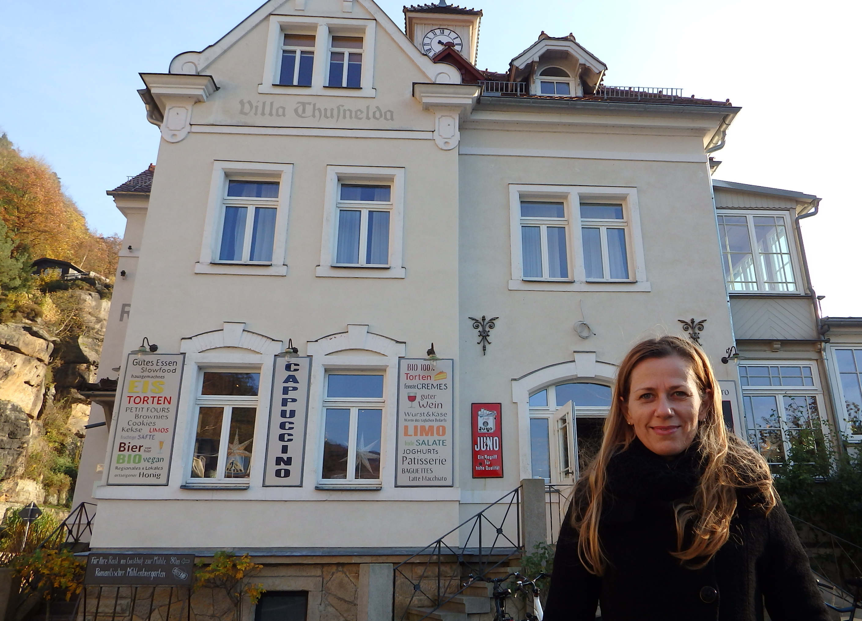 Livia Thile vor der Villa Thusnelda, in dem sich das Café Richter direkt am Elbufer befindet.