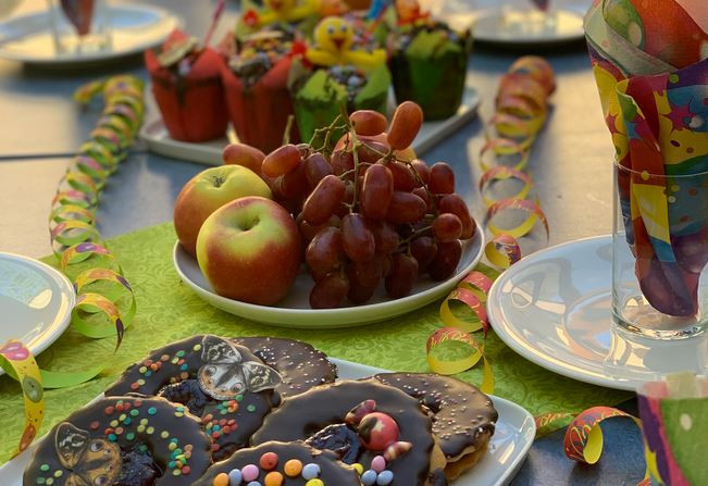Hier werden Kinder zum Feiern erwartet! Neben Süßem darf auch reichlich Obst nicht fehlen.