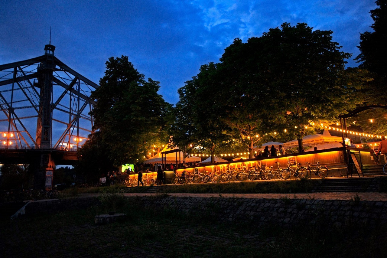 So romantisch kann ein Abend im ElbeGarten am Blauen Wunder sein.