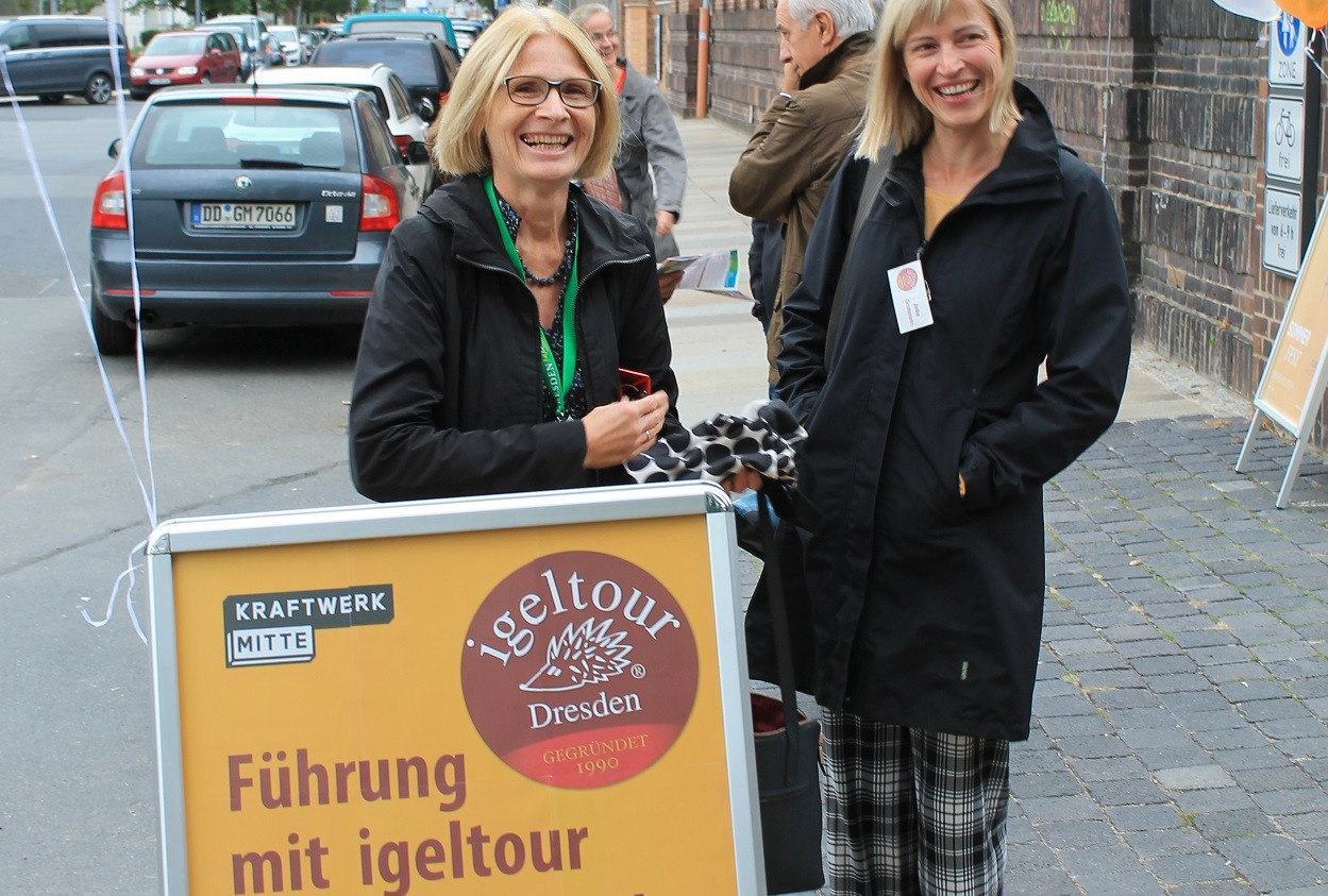 Ein Bild aus besseren Tagen: Kathrin Wilhelm und Anke Grohmann warten am Kraftwerk Mitte in Dresden auf ihre Gäste.