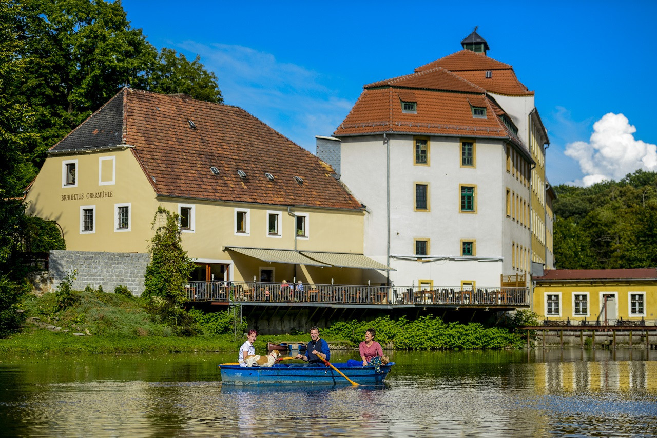 Das Gasthaus mit Hotel Obermühle liegt idyllisch direkt an der Neiße - mit eigenem Ruderbootverleih.