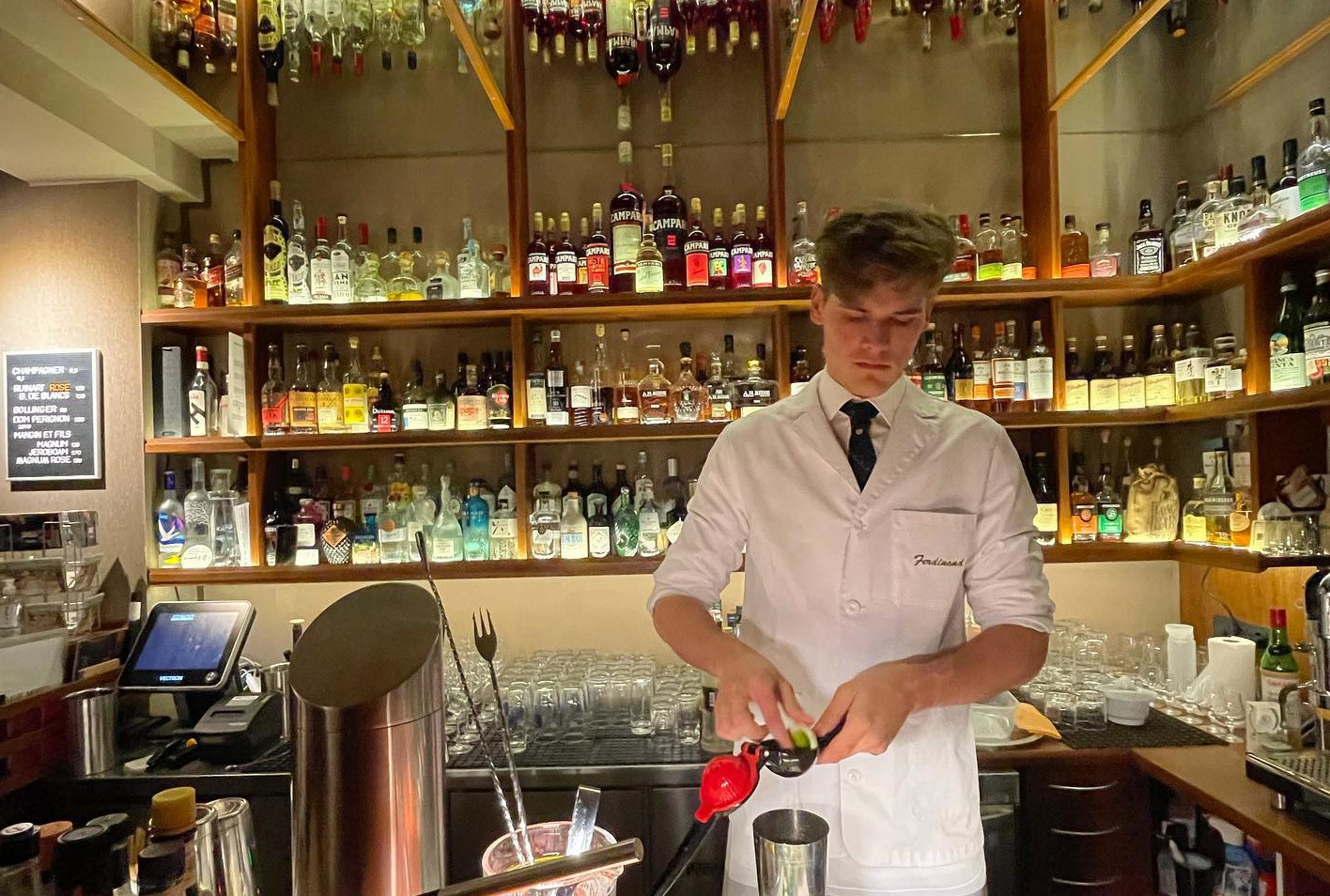 Blick in die Zentrale. Klassische Cocktails, gern mit einem gewissen Twist, so versteht sich die Herz american Bar in Dresden.